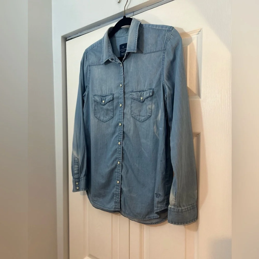 American Eagle Outfitters Boyfriend Denim Button Up Shirt Women’s Chambray M - Picture 2 of 7
